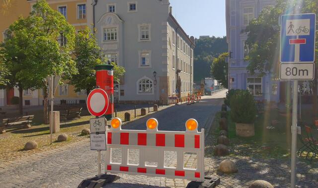 Die Beschilderung sagt, dass in 80 Metern die Einbahnstraße beginnt. | Foto: Weinberger