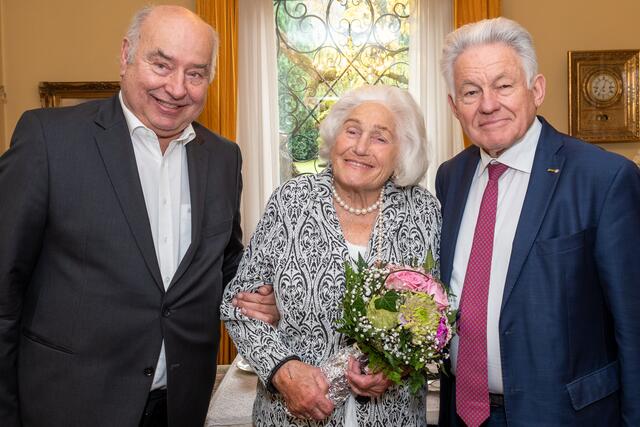 Josef Pühringer (r.) und der Linzer Seniorenbund-Bezirksobmann Josef Hackl (l.) gratulierten Friederika Hubauer-Furtmayr zum 103. Geburtstag. | Foto: Seniorenbund OÖ