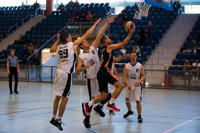 Durch schöne Passkombinationen in der Offensive konnten sich der BBC McDonald's Iron Scorps Steyr unter dem Korb durchsetzen. Das Resultat war die spielentscheidende Phase mit einem 17:6 Run, mit welchem sich die Iron Scorps das Spiel für sich entscheiden konnten. | Foto: Max Bota