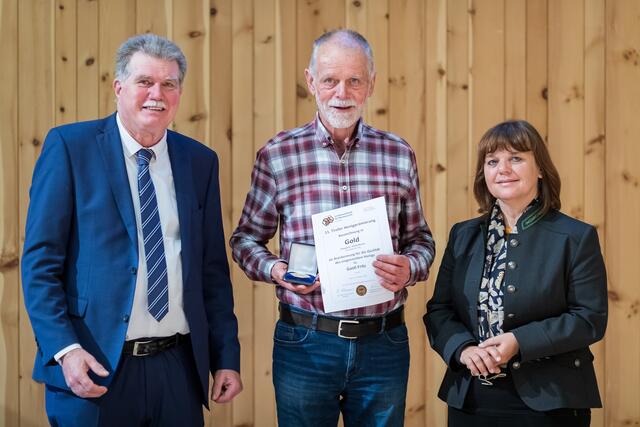 Honigprämierung: Reinhard Hetzenauer (Präsident des Österreichischen Imkerbundes und des Tiroler Imkerverbandes), Imker Fritz Gastl und Bgm. Erika Rogl (v.li.)  | Foto: EXPA|Huter Lukas