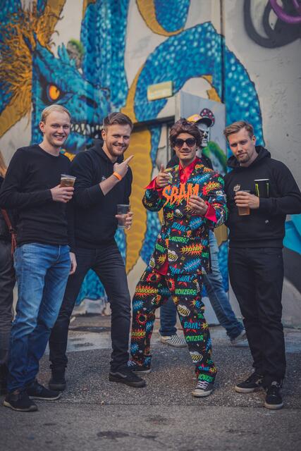Die Besucher kamen in kreativen Kostümen zum Festival.  | Foto: Raphael Sperl / tricky.pics