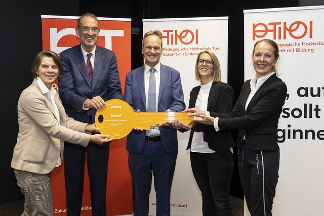 Vizerektorin Elfriede Alber, Bundesminister Heinz Faßmann, Rektor Mag. Thomas Schöpf, Gabriele Graf (BIG, Asset Managerin UB Schulen), Vizerektorin Irmgard Plattner bei der offiziellen Schlüsselübergabe. | Foto: die Fotografen