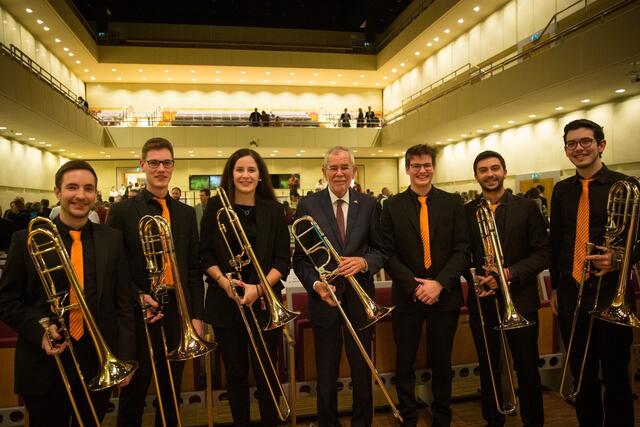 Ein Foto mit Bundespräsident Alexander Van der Bellen nach dem Festkonzert in Grafenegg - auch ein ehemaliger Posaunenschüler.  | Foto: Peter Lechner