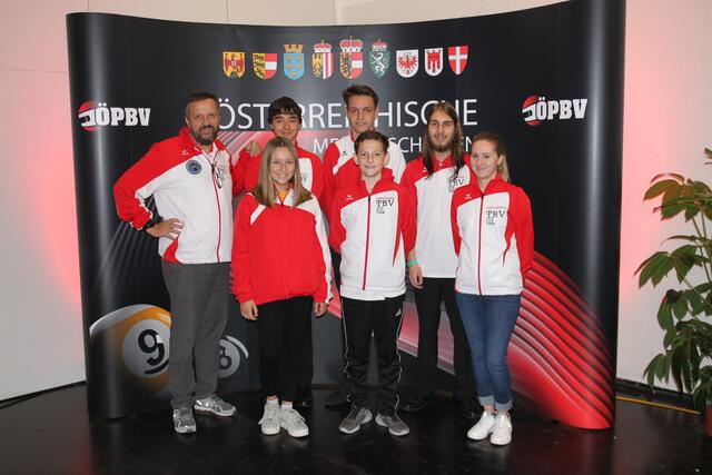 Die Tiroler Jugendspieler mit den Betreuern Stefanie Böllinger (ganz rechts) und Georg Bachler (ganz links)