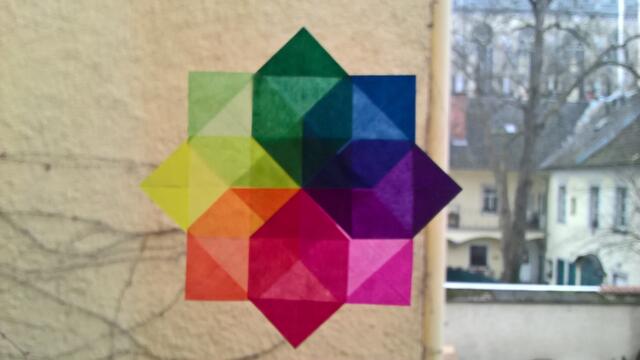 Bunte Fenstersterne bringen das Sonnenlicht in die Wohnung herein | Foto: Christa Wolfinger