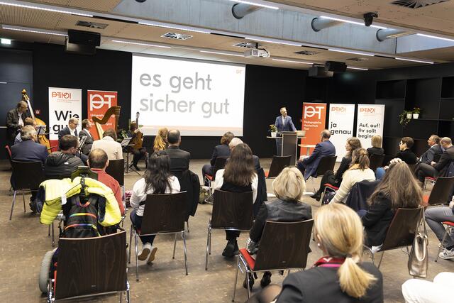 Bundesminister Heinz Faßmann und zahlreiche Interessierte wurden von Rektor Mag. Thomas Schöpf in einem Rundgang durch die PHT geführt. Hier: die Praxisvolksschule der PHT. | Foto: die Fotografen