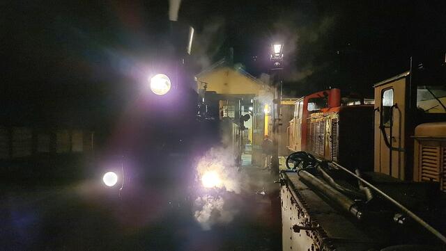 Abendimpressionen mit der Dampflok U8 in Birkfeld. Gleich geht's hinein ins Heizhaus!