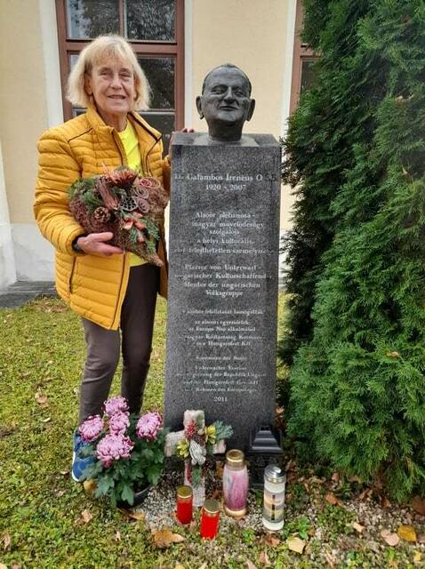 Valerie Dowas mit dem Gedenkstein von Pater Ireneus Galambos. | Foto: Katharina Dowas