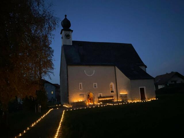 Unzählige Lichter erstrahlten am Abend des 31. Oktobers bei der Kirche in Oberwödling. | Foto: Unterberger