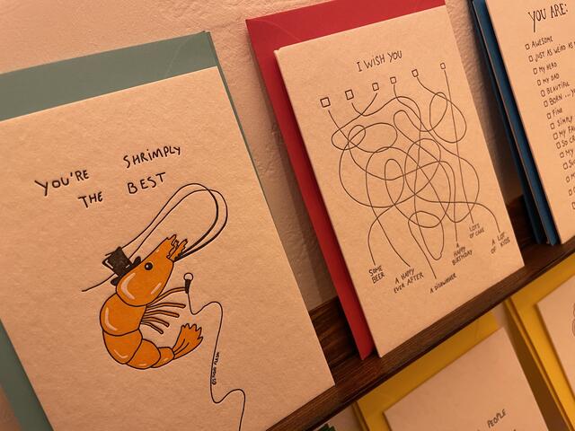 Viel Liebe und Handwerk steckt in den Postkarten, die Theis in ihrer Buchhandlung "wechselseitig" anbietet.
