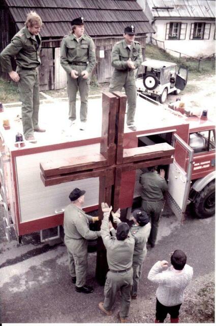 Mithilfe der Freiwilligen Feuerwehr konnte das alte Kreuz leicht aufgestellt werden. | Foto: Marktgemeinde Bad Bleiberg
