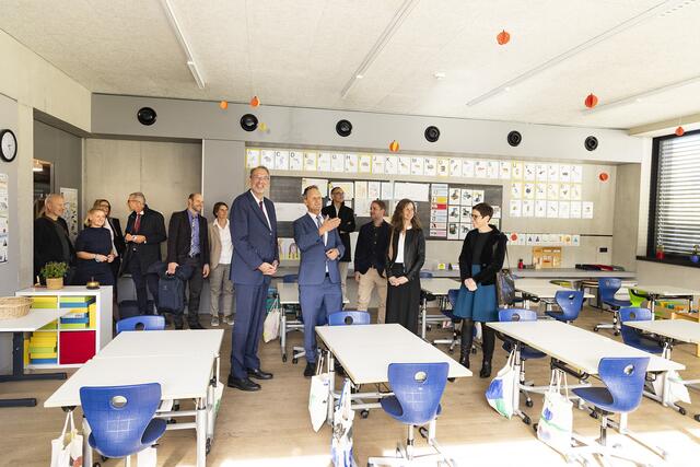 Bundesminister  Faßmann und zahlreiche Interessierte wurden von Rektor Thomas Schöpf in einem Rundgang durch die PHT geführt. Hier: die Praxisvolksschule der PHT. | Foto: die Fotografen