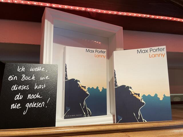 Manche Bücher werden mit persönlichen Hinweisen auf Schildern versehen. 
