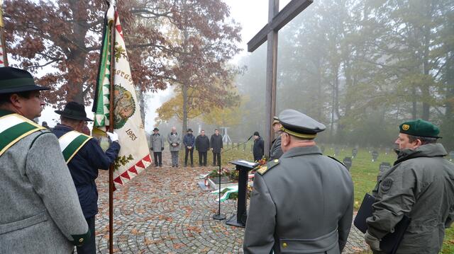 Die ÖKB-Ortsgruppen von Fürstenfeld mit den Ortsteilen Altenmarkt und Übersbach gedachten an Allerheiligen am Soldatenfriedhof der Gefallenen. | Foto: Stadtgemeinde Fürstenfeld