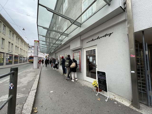 Die neue Buchhandlung findet sich direkt an der Busstation, nahe dem Landestheater. 