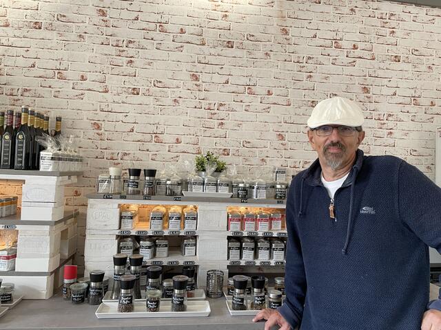 Wolfgang Friedl erklärt, dass mit dem geschickten Einsatz von Gewürzen, Alltagsgerichte eine völlig neue Note bekommen. | Foto: Miriam Al Kafur