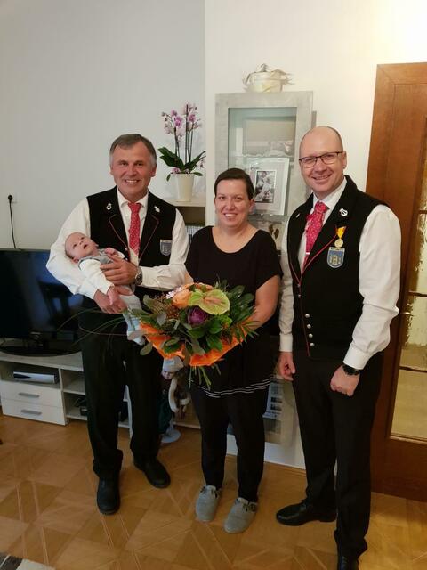 Mag. Preinsperger mit Paul, Mutter Carina Stipits-Seltsam und Obmann Glauber | Foto: Ines Steiner