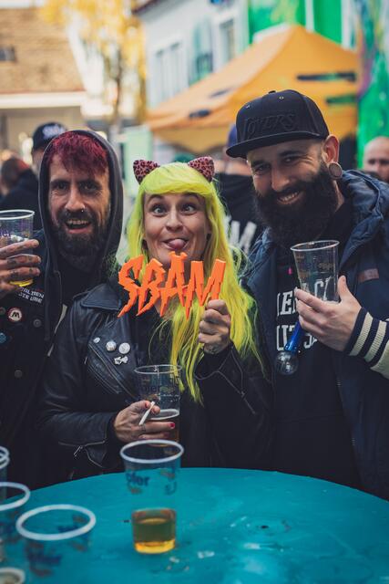 Die Besucher kamen in kreativen Kostümen zum Festival.  | Foto: Raphael Sperl / tricky.pics