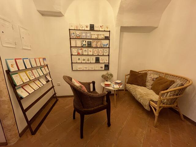 Eine Sitzecke schmückt die Buchhandlung "wechselseitig", auch Kaffee kann man vor Ort genießen. 