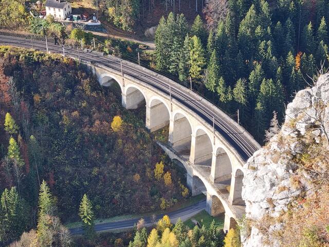 Grandioser Tiefblick von der Polleruswand auf das Viadukt der "Kalten Rinne", eine technische Meisterleistung des Bahnbaues. | Foto: Steininger