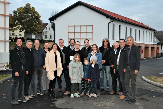 Bürgermeister Johann Winkelmaier eröffnete die neue Wohnanlage in der Belvederestraße in Fehring. | Foto: WOCHE