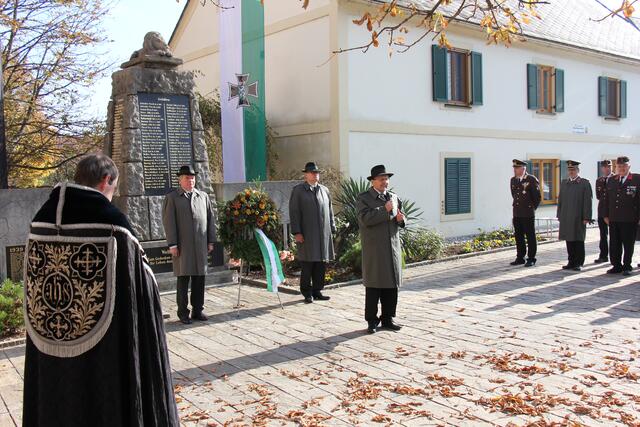Nach der heiligen Messe versammelten sich die Teilnehmer beim Kriegerdenkmal. | Foto: KK