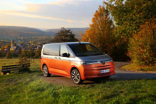 Der neue VW Multivan ist völlig neu designt und konzipiert. Eines der Highlights: Die elektrische Heckklappe kann nun per Gestensteuerung mit einer Fußbewegung geöffnet werden. | Foto: Volkswagen Nutzfahrzeuge