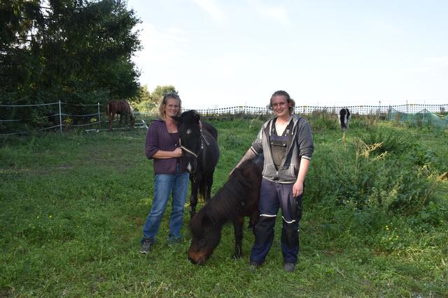 Carina Schkotowa mit Sohn Philipp - die Tiere kann sie sonst niemandem geben.