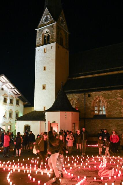 Ein schönes Bild: Das Lichtermeer vor der Kirche. | Foto: Foto Christine
