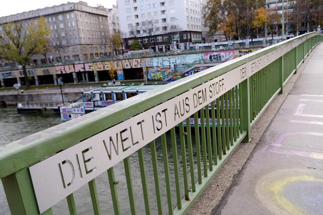 Auf der Schwedenbrücke erinnert nun eine Gedenktafel sowie ein Schriftzug an die Wiener Autorin Ilse Aichinger. | Foto: Herbert Pfarrhofer/APA/picturedesk.com