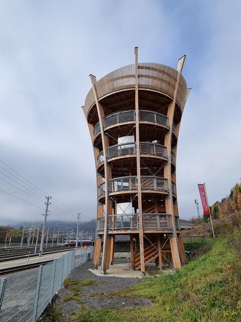 Der beste Aussichtspunkt am neuen Bahnhof Mürzzuschlag. | Foto: Steininger
