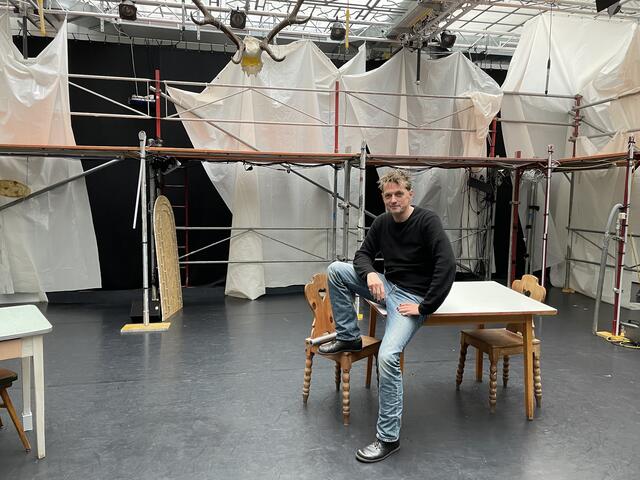 Regisseur Ernst Weigel auf der Bühne im Theater OFF.