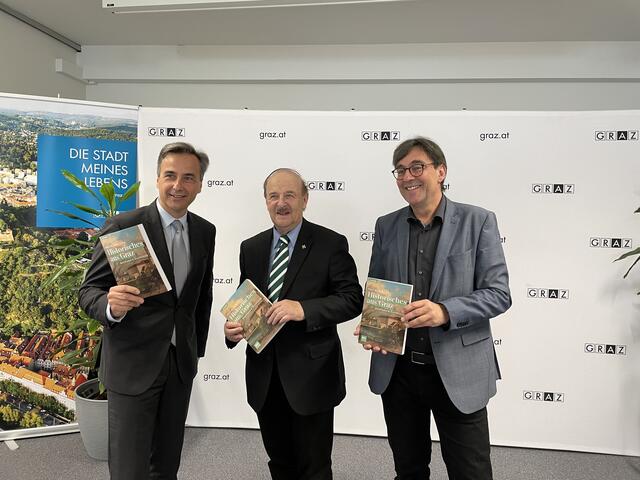 Präsentierte heute sein neues Buch "Historisches aus Graz": Karl A. Kubinzky (Mitte). Mit dabei waren auch Noch-Bürgermeister Siegfried Nagl und Wolfgang Hölzl vom Leykam Verlag. | Foto: KK