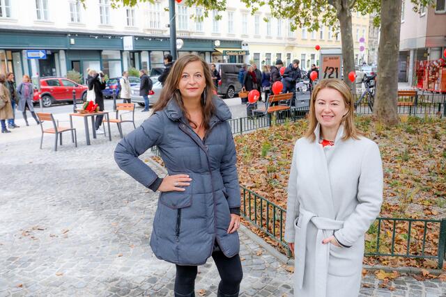 Stadträtin Ulli Sima (l.) und Bezirkschefin Silvia Janković bei der Eröffnung des neugestalteten Strobachplatzes. | Foto: PID/Christian Fürthner