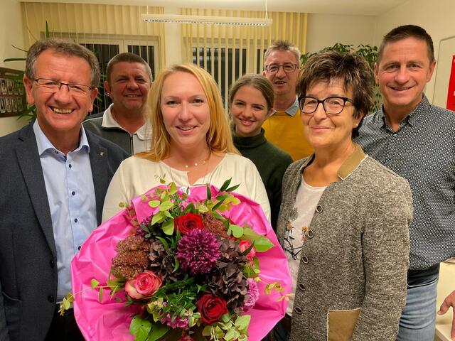 Landtagsabgeordnete Barbara Thöny freute sich sehr über die Wahl zur Bezirksvorsitzenden der Pinzgauer SPÖ.
Vlnr.: Andreas Wimmreuter, Bürgermeister von Zell am See, Hannes Lercher, Barbara Thöny, Lena Wimmreuter, StR Manfred Deutsch, Margit Pfatschbacher und Hermann Unterberger, Vizebürgermeister von Zell am See. | Foto: SPÖ Pinzgau