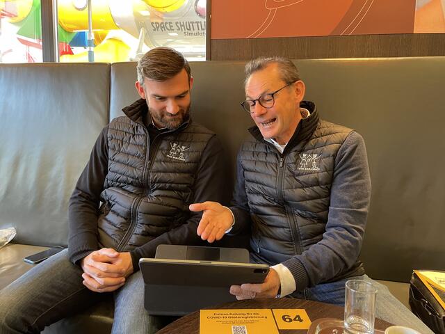 Andreas Gamsjäger (rechts) mit seiner rechten Hand Clemens Ludwar, dem Operation-Manager von Team Gamsjäger. | Foto: Hackl