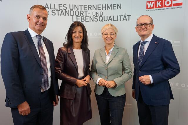 V. l.: Robert Oberfrank, Projektleiter OÖ Job Week, Vizepräsidentin Margit Angerlehner (Schirmherrin der OÖ Job Week), Präsidentin Doris Hummer und Direktor Gerald Silberhumer. | Foto: Maria Schoiswohl