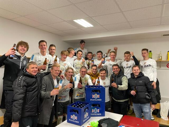 Der TUS Greinbach kürte sich zum Herbstmeister der Unterliga Ost. Da durfte kräftig gefeiert werden | Foto: KK