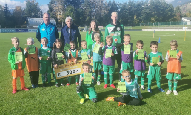Initiator Viktor Plank mit Jungkickern des SV Seeboden  | Foto: privat