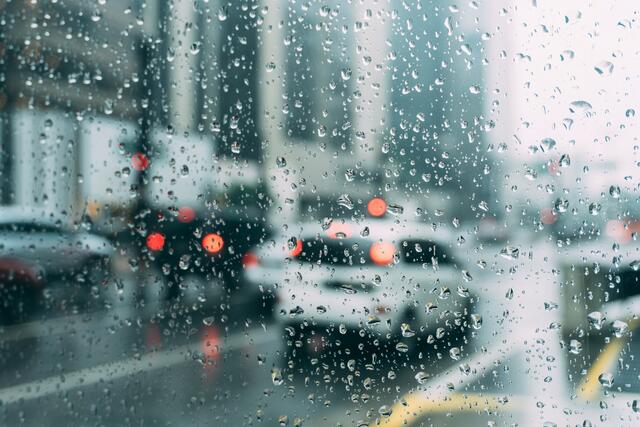 Schlechte Sicht und Ablenkung können zum Unfall führen. Seine Sehstärke regelmäßig testen zu lassen unterstützt das sichere Fahren. | Foto: Symbolbild: Pexels