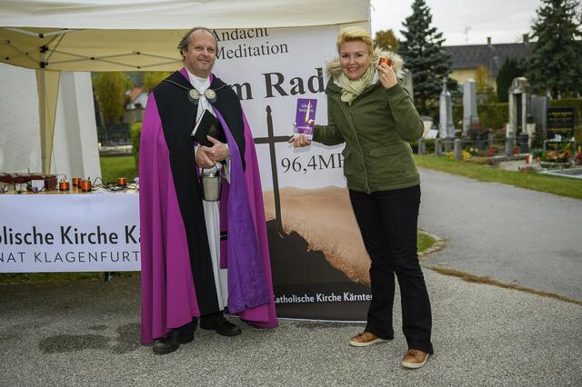 Stadtpfarrer Gerhard Simonitti und Stadträtin Sandra Wassermann am Eingang des Zentralfriedhofes.  | Foto: StadtKommunikation/Hude