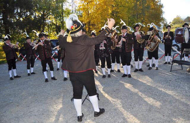Die Trachtenkapelle Greifenburg spielte bei Segnung der neugestalteten Friedhofsanlage auf. | Foto: Waltl