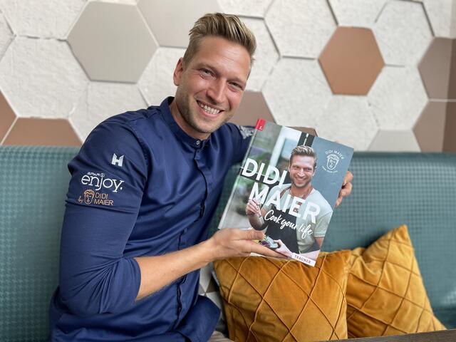 Didi Maier mit seinem ersten Kochbuch. | Foto: sm