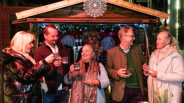 Großfamilie Ultsch, Herr Christoph Spörr und Frau Gabi Gatscher stoßen auf die zwei neuen ALPERITIVS an! | Foto: Stefan Walser