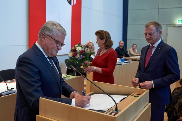 Bürgermeister Klaus Luger bei seiner Angelobung durch Landeshauptmann Thomas Stelzer | Foto: Stadt Linz/Brugger