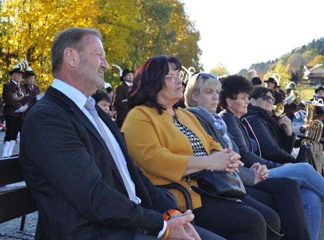 Greifenburgs Bürgermeister Josef Brandner (links) und viele weitere Gläubige wohnte der Segnung bei | Foto: Waltl