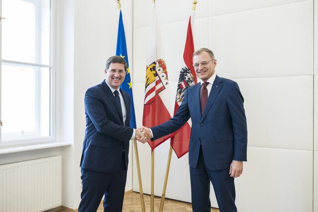 Der Welser Bürgermeister Andreas Rabl wird von Landeshauptmann Thomas Stelzer angelobt. | Foto: Land Oberösterreich/Maximilian Mayrhofer
