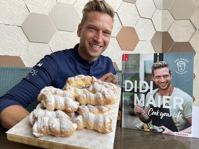 Der Salzburger Koch Didi Maier weiß, wie man Schaumrollen backt. In seinem ersten Kochbuch gibt es seine Rezepte weiter.  | Foto: sm