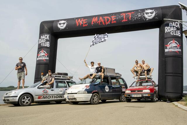 Georg und Florian Huber (rechts) auf 3er-Golf am Ziel in Belgrad. Die beiden haben bei der Balkan Edition von Pothole-Rodeo mitgemacht. | Foto: Huber / Samuel Ramsauer