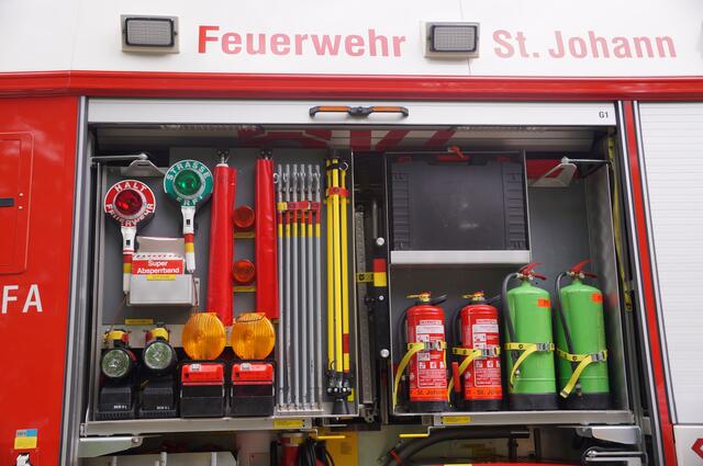 200 Einsatzkräfte bekämpften gestern Abend einen Großbrand bei einem Entsorgungsbetrieb in St. Johann.  | Foto: Julia Hettegger